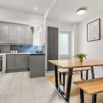 Modern City Centre Townhouse Sleeps 10 & Parking