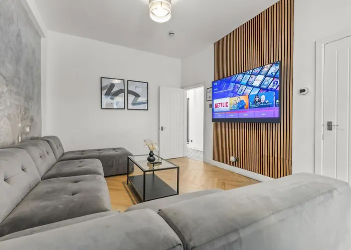 Modern City Centre Townhouse Sleeps 10 & Parking