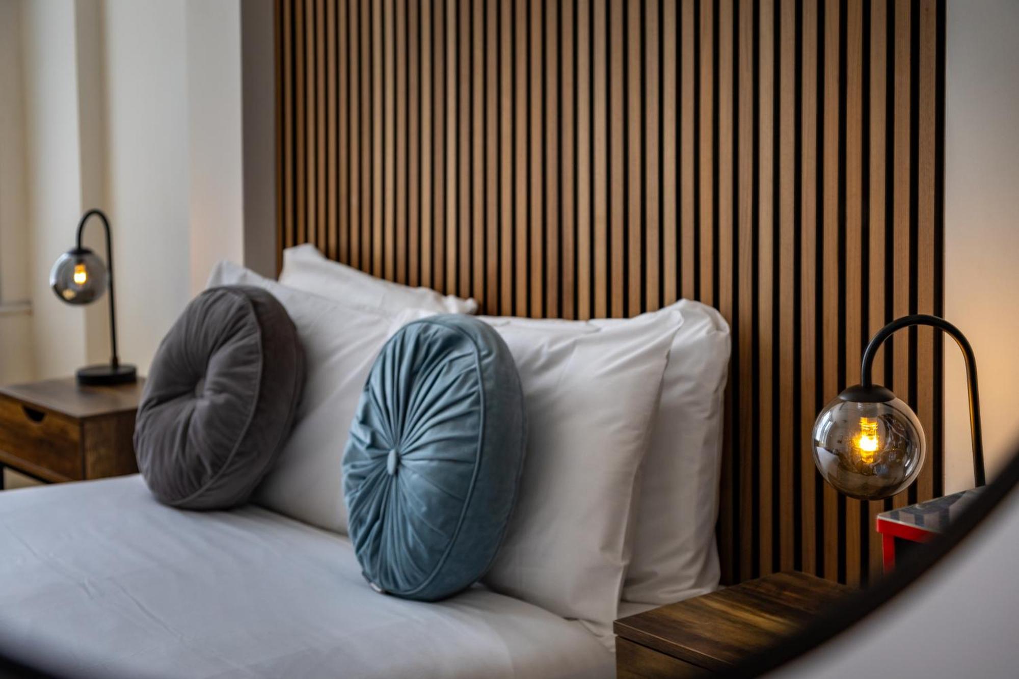 Modern Centre Townhouse Sleeps 10 & Parking Holiday home *