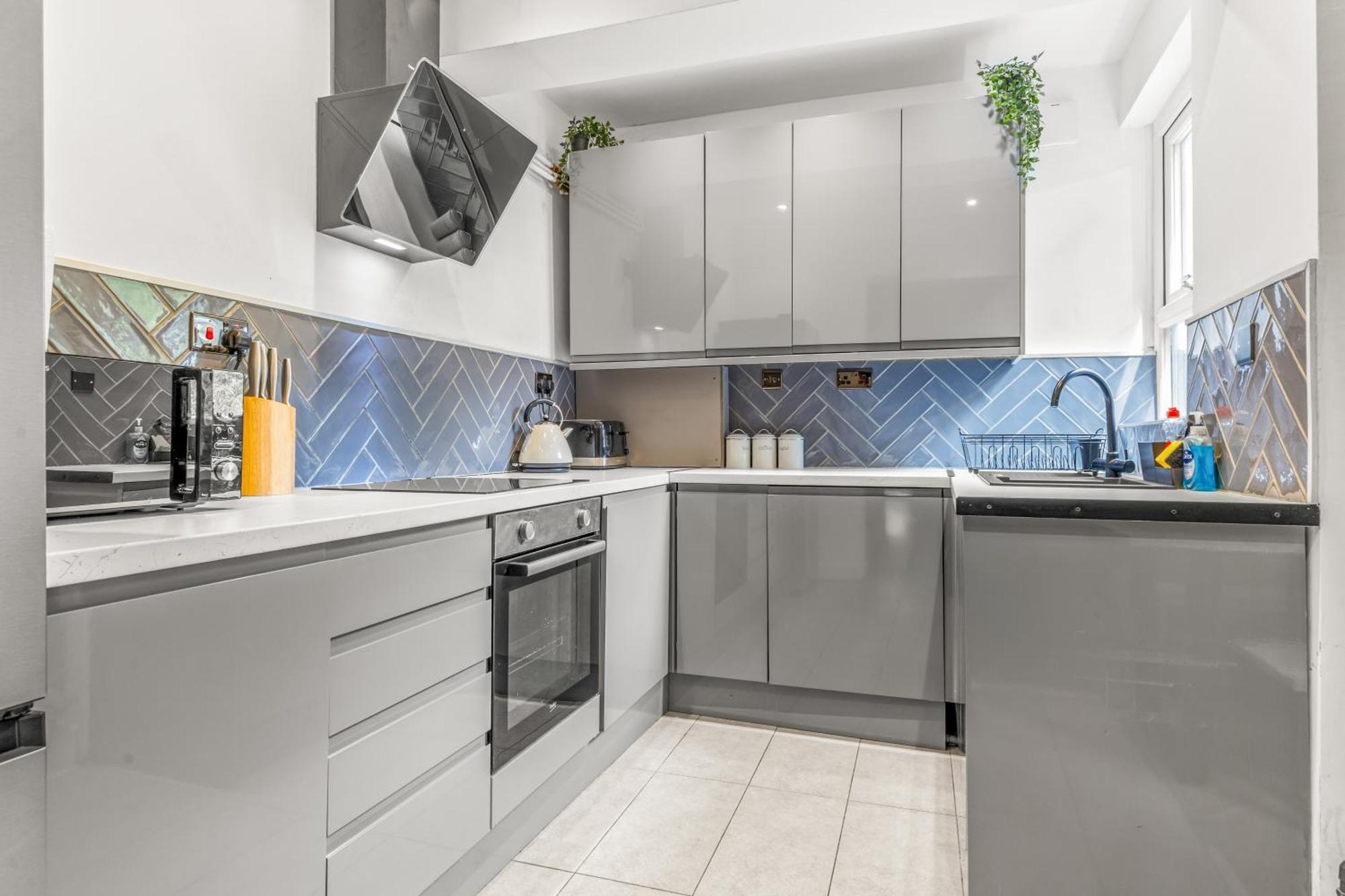 Modern Centre Townhouse Sleeps 10 & Parking *