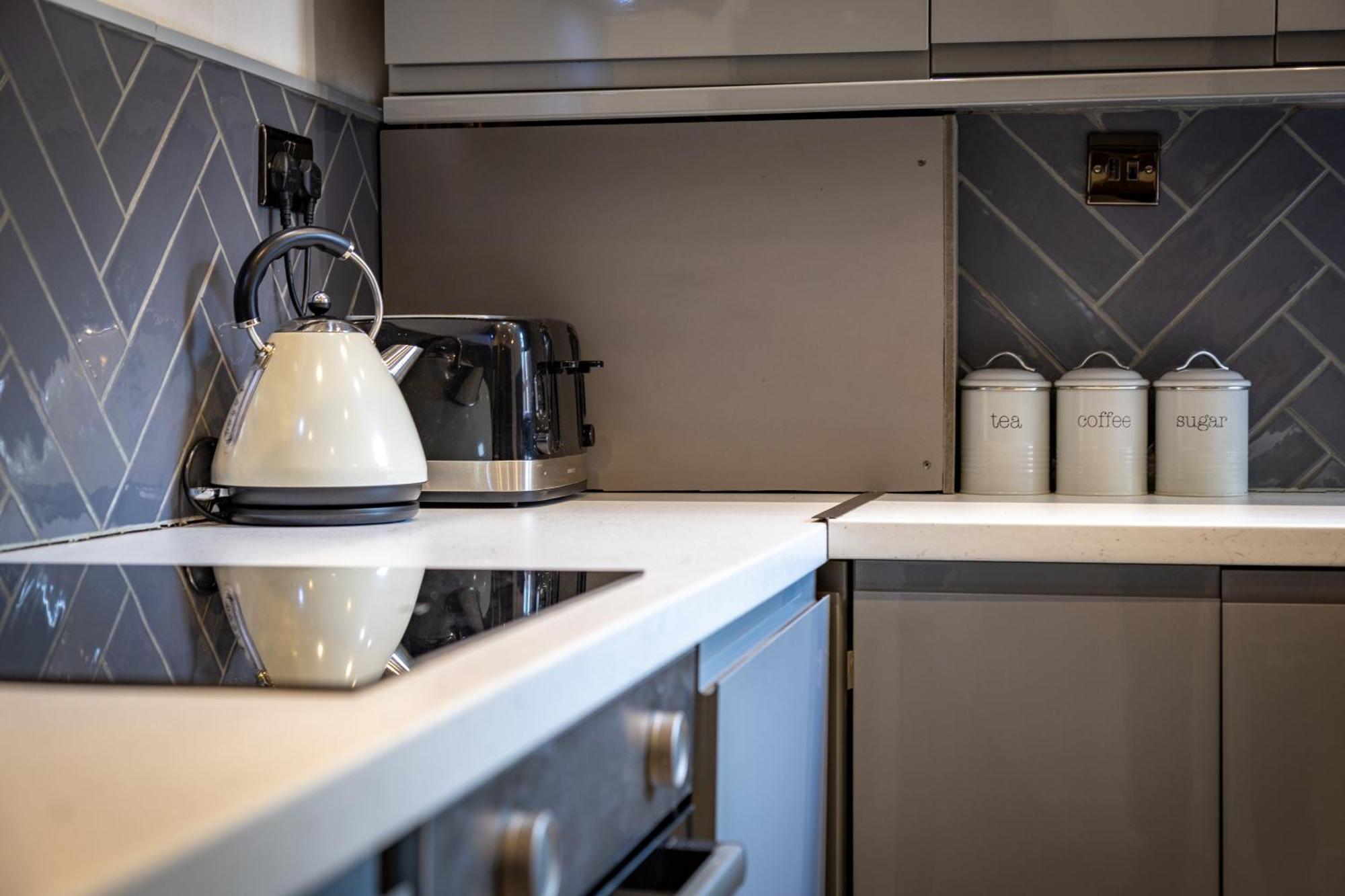 Modern Centre Townhouse Sleeps 10 & Parking Manchester