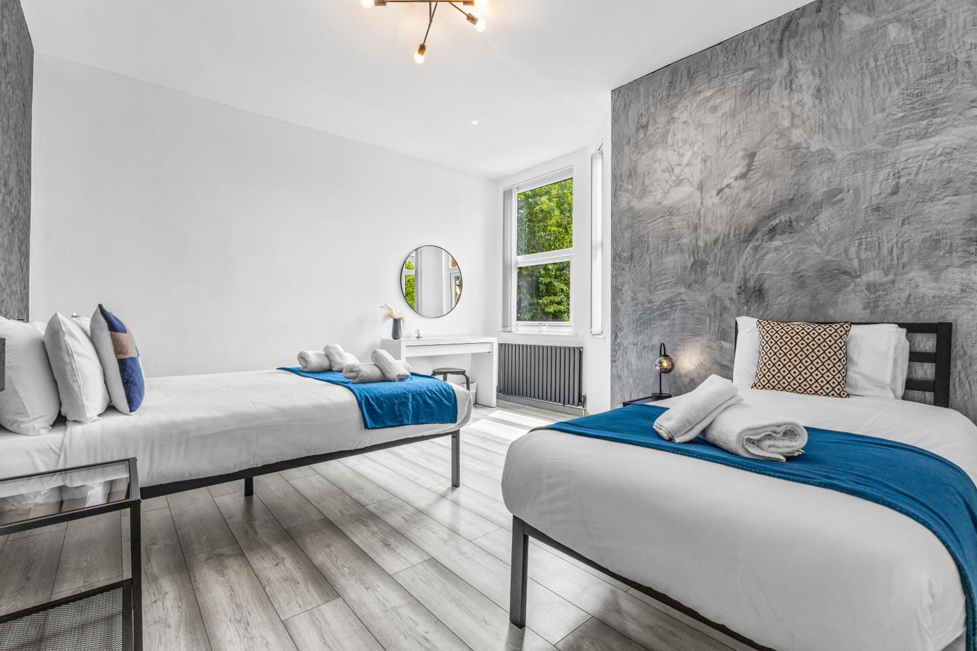 Modern Centre Townhouse Sleeps 10 & Parking Manchester