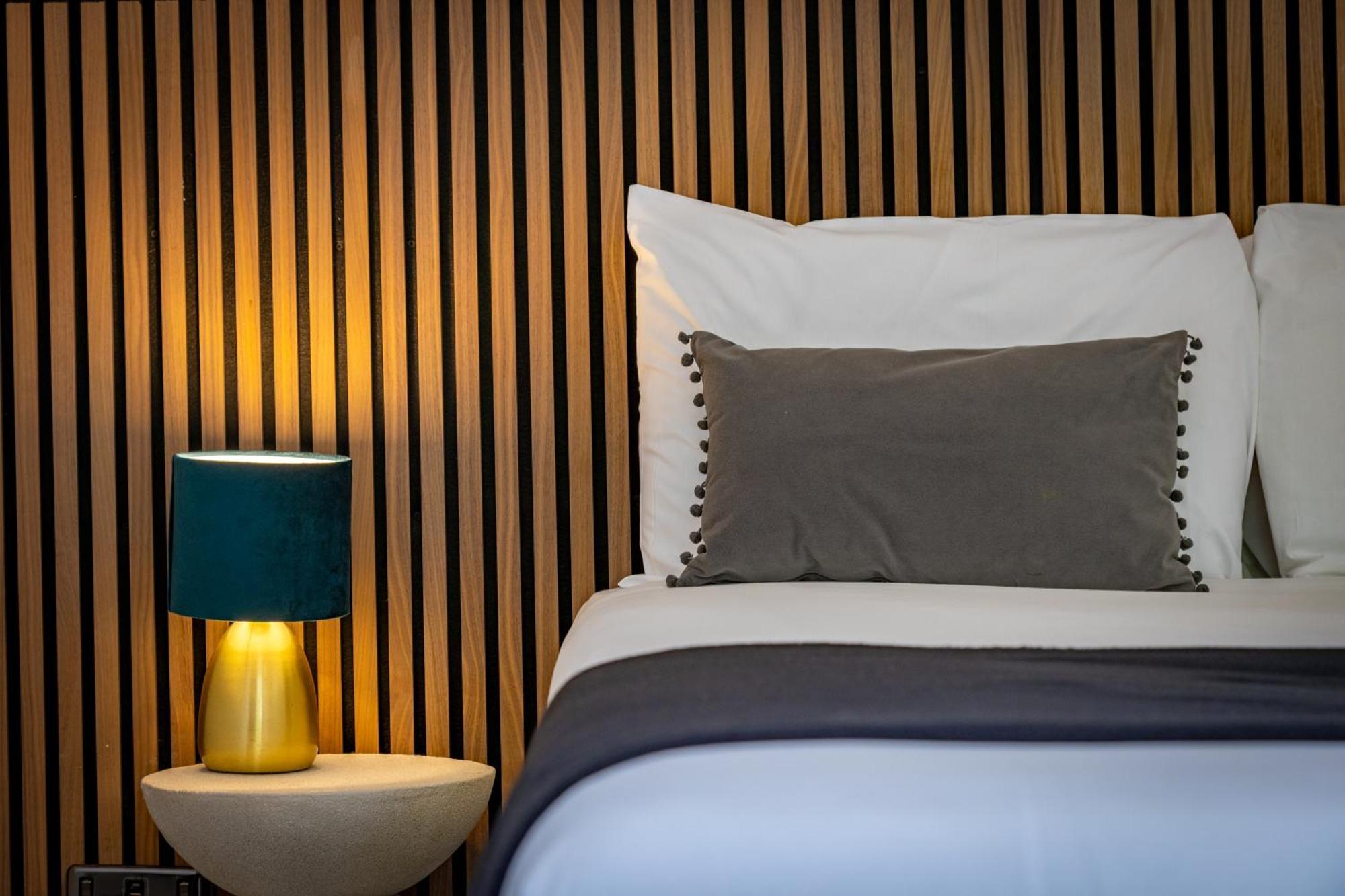 Modern Centre Townhouse Sleeps 10 & Parking Holiday home Manchester
