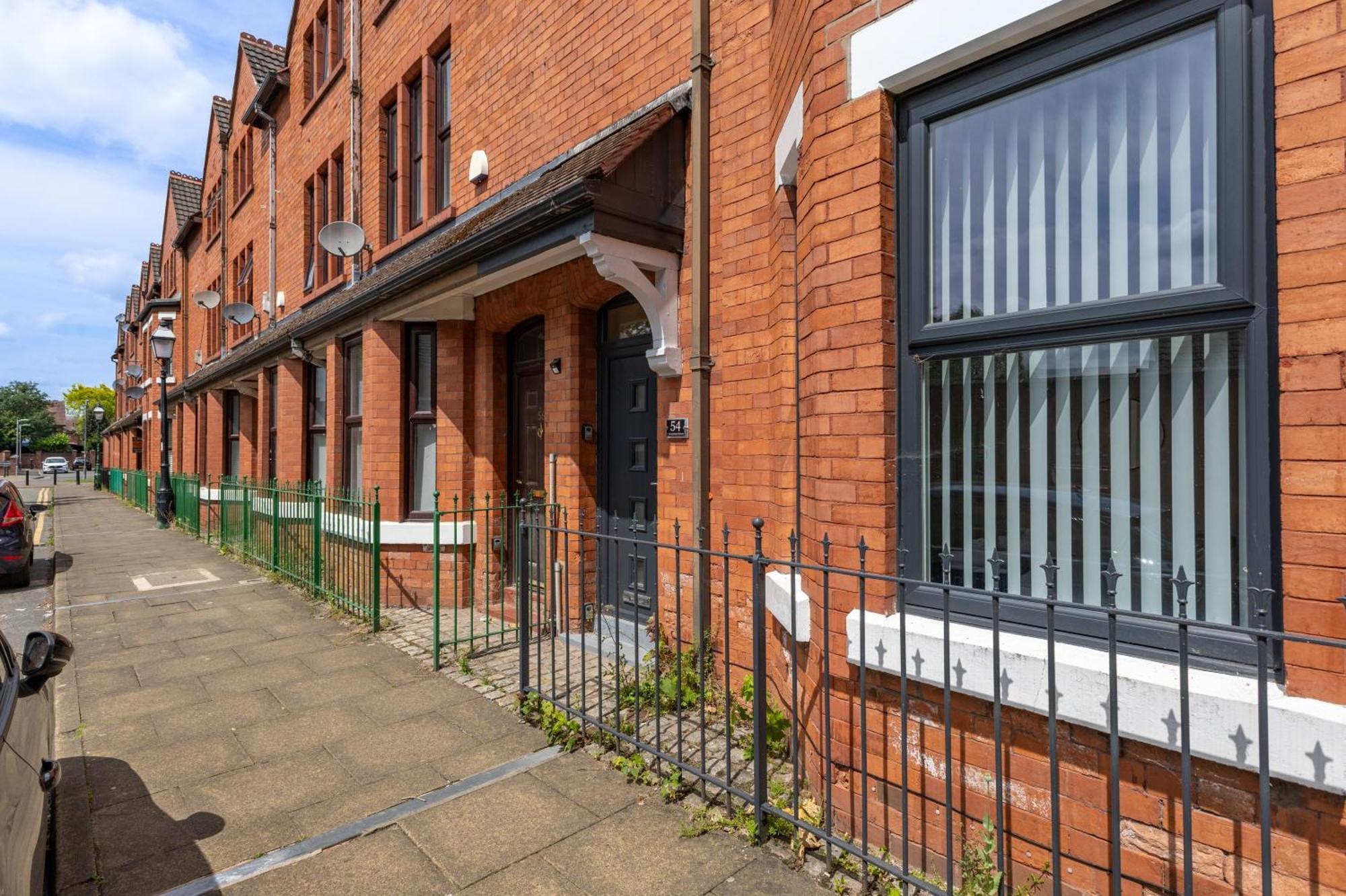 Modern Centre Townhouse Sleeps 10 & Parking Holiday home Manchester