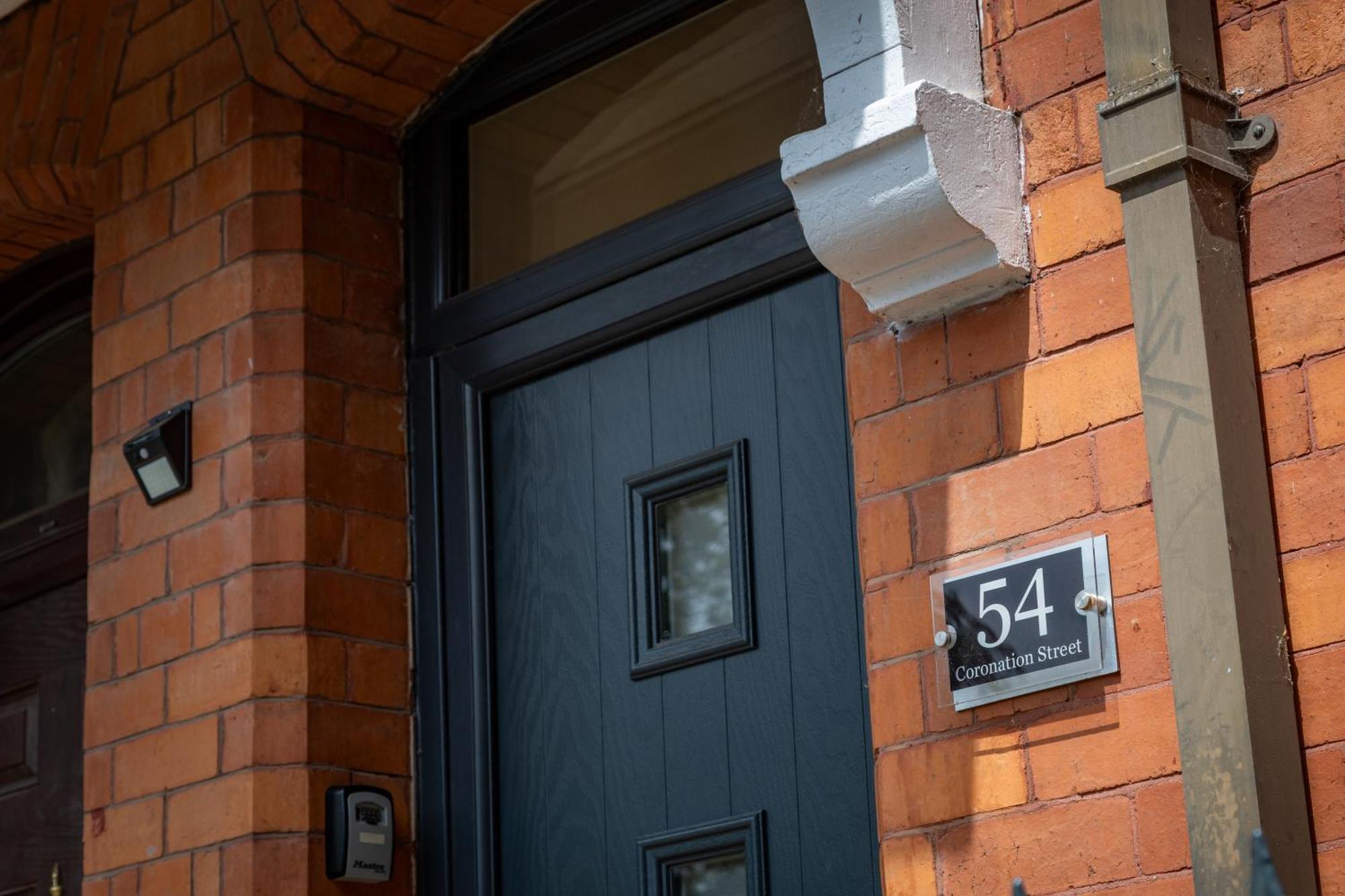Modern Centre Townhouse Sleeps 10 & Parking *
